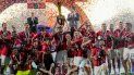 Los jugadores del Milán celebra tras proclamarse campeones de la Serie A italiana al vencer a Sassuolo, el 22 de mayo de 2022. 