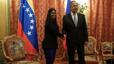 El ministro de Exteriores de Rusia Sergey Lavrov el 21AGO19 en Moscú con la vicepresidenta del régimen de Venezuela Delcy Rodríguez.&nbsp;