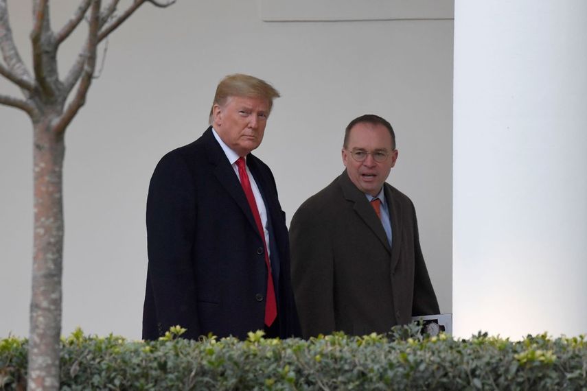 En esta fotograf&iacute;a de archivo del 13 de enero de 2020, el presidente Donald Trump y Mick Mulvaney, jefe de despacho de la Casa Blanca, derecha, caminan en el exterior de la Casa Blanca en Washington.
