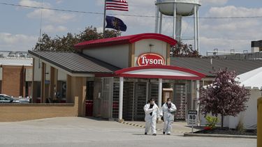 Empleados salen de la planta procesadora de carne Tyson Foods en Logansport, Indiana, el 7 de mayo de 2020.&nbsp;