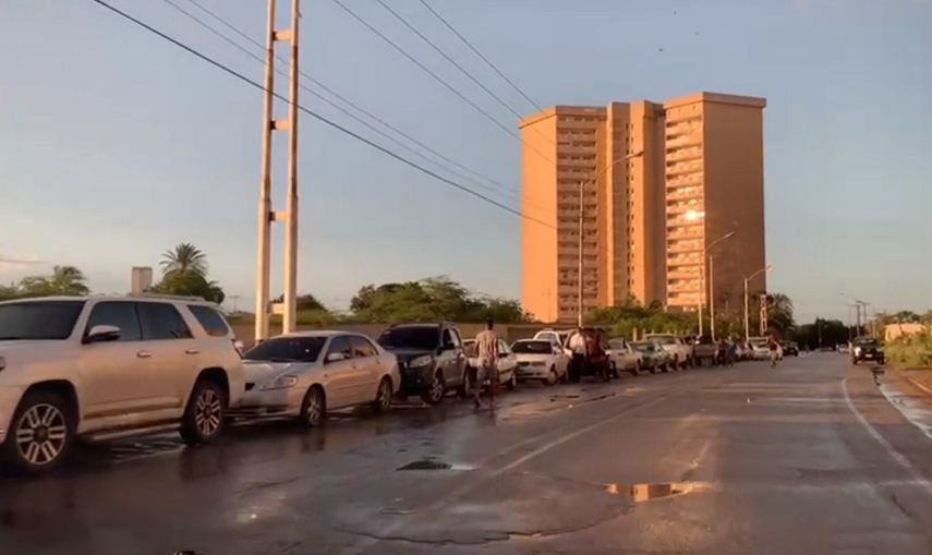Los venezolanos estacionan sus vehículos toda la noche en fila para poder echar al menos 30 litros de gasolina cada 15 días.&nbsp;