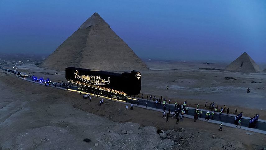 Antiguo barco faraónico fue llevado al nuevo Gran Museo Egipcio