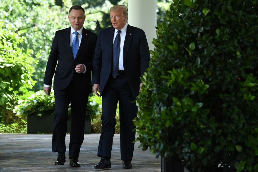 El presidente Donald Trump y el presidente de Polonia Andrzej Duda caminan hacia el Jard&iacute;n de las Rosas de la Casa Blanca donde ofrecieron una conferencia de prensa conjunta el 24 de junio de 2020.&nbsp;