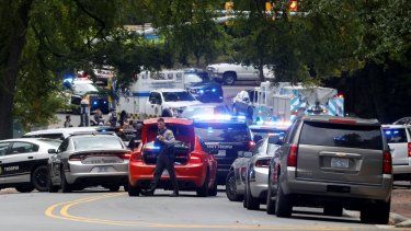 Policías se reúnen en la calle South Street cerca del campus de la Universidad de Carolina del Norte en Chapel Hill, Carolina del Norte, el lunes 28 de agosto de 2023, tras el reporte de un presunto hombre armado.&nbsp;