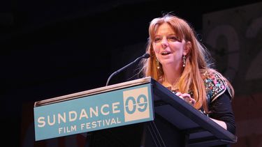 La directora Havana Marking acepta el Premio Mundial del Público por Afghan Star durante la ceremonia nocturna de premios del Festival de Cine de Sundance 2009 celebrada en el Racquet Club el 24 de enero de 2009 en Park City, Utah.