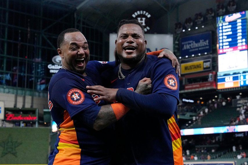 El cátcher puertorriqueño Martín Maldonado festeja con el pitcher dominicano Framber Valdez, quien lanzó un juego sin hit por los Astros de Houston el martes 1 de agosto de 2023, ante los Guardianes de Cleveland&nbsp;