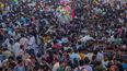 Una multitud de personas abarrota un mercado durante los preparativos para la fiesta de Diwali, en Mumbai, India, el 5 de noviembre de 2023.&nbsp;