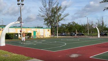 En el Tropical Park, uno de los parques más amplios para el disfrute de los residentes en el suroeste de Miami-Dade, en las primeras horas del día se vieron algunas personas realizando actividades atléticas.
