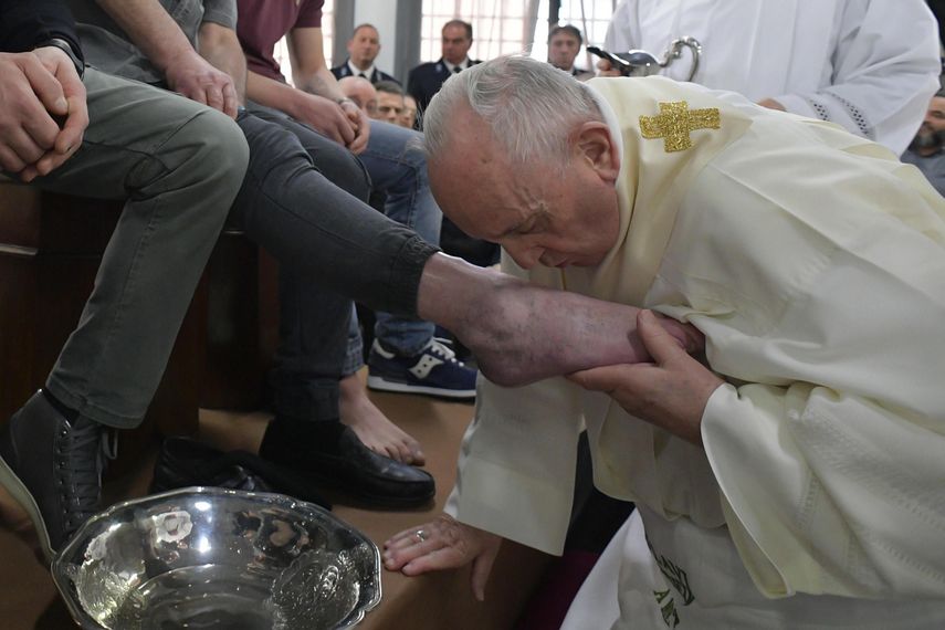 El&nbsp;papa&nbsp;Francisco&nbsp;(d) lava los pies a los reclusos durante su visita a la prisión de Velletri, donde celebró una misa por el Jueves Santo en Roma, Italia.&nbsp;