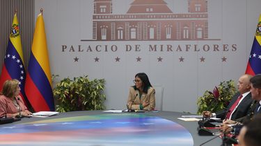 Delcy Rodríguez, jefa encargada de Venezuela, junto a la ministra de Relaciones Exteriores de Colombia, Rosa Villavicencio (i) y el ministro de Relaciones Interiores, Diosdado Cabello, en la reunión en Miraflores, el 13 de marzo 2026.