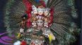 El traje fue elaborado con 5.000 cristales Swaroski y 300 plumas de faisán. (EFE)