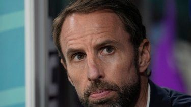 Gareth Southgate, mira antes del inicio de un juego de cuartos de final entre Inglaterra y Francia en el Estadio Al Bayt Stadium en Al Khor, Catar, el sábado 10 de diciembre de 2022. La epopeya de Gareth Southgate como seleccionador de Inglaterra de fútbol será adaptada a una obra de teatro.