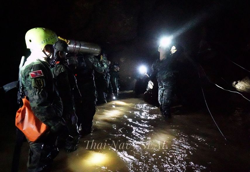 Fotografía cedida por la marina tailandesa hoy, viernes 6 de julio de 2018, que muestra personal militar tailandés mientras transportan materiales durante las operaciones de rescate del equipo de fútbol juvenil y su entrenador atrapados en la&nbsp;cueva&nbsp;Tham Luang en Khun Nam Nang Non Forest Park, Provincia de Chiang Rai, (Tailandia).