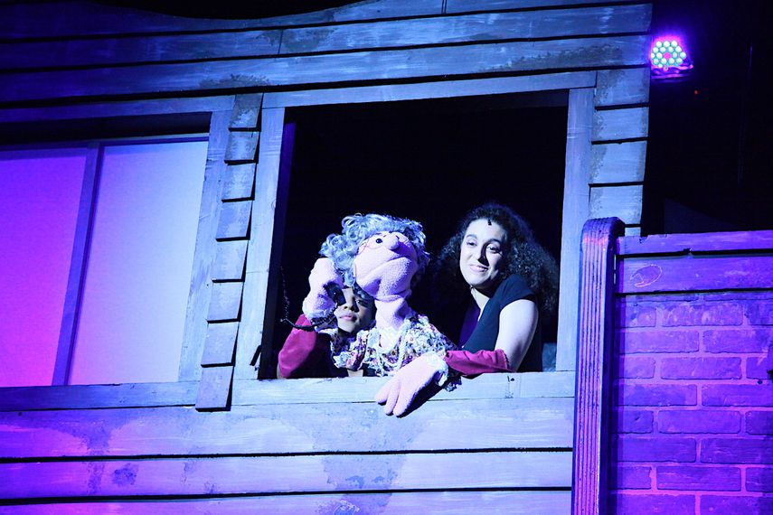 La actriz Lucía Vázquez en la obra de teatro musical Avenue Q.