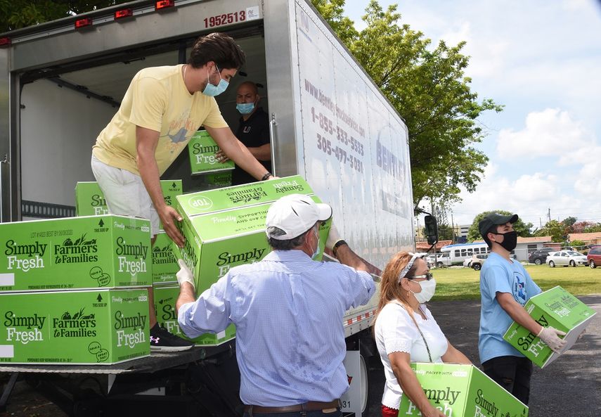 Entrega de cajas de alimentos para 75 familias con niños con discapacidad. 