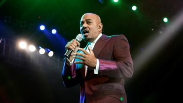 &nbsp;Ingram, natural de Akron (Ohio), comenzó su carrera musical con la banda Revelation Funk a comienzos de los años 70.
