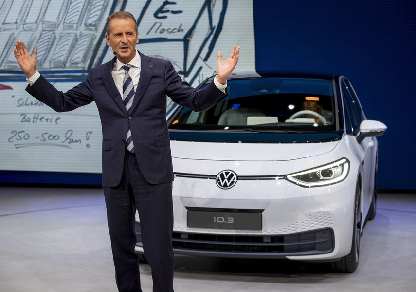 El director general de Volkswagen, Herbert Diess, durante la presentación del nuevo sedán VW ID.3 en la Feria del Auto de Fráncfort, Alemania.&nbsp; &nbsp;