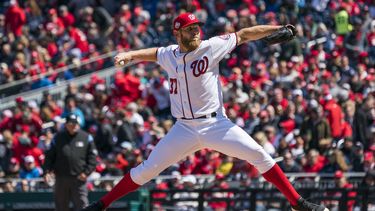 Con su salida más larga esta temporada, Strasburg alcanzó los dos dígitos en ponches por cuadragésima primera vez, y la primera este año, mientras bajaba su efectividad de 5.56 a 4.11.