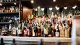 Una repisa de bebidas alcohólicas