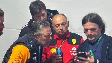 Un reportero le muestra al director de McLaren, Zak Brown (abajo a la izquierda), al director de Mercedes, Toto Wolff (arriba a la izquierda), y al director de Ferrari, Frédéric Vasseur, un video de la primera sesión de prácticas del Gran Premio de Las Vegas de la Fórmula 1, el jueves 16 de noviembre de 2023.