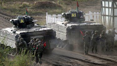 Foto del 2011 muestra a soldados siguen un vehículo de combate de infantería Marder durante un evento de demostración en Alemania.