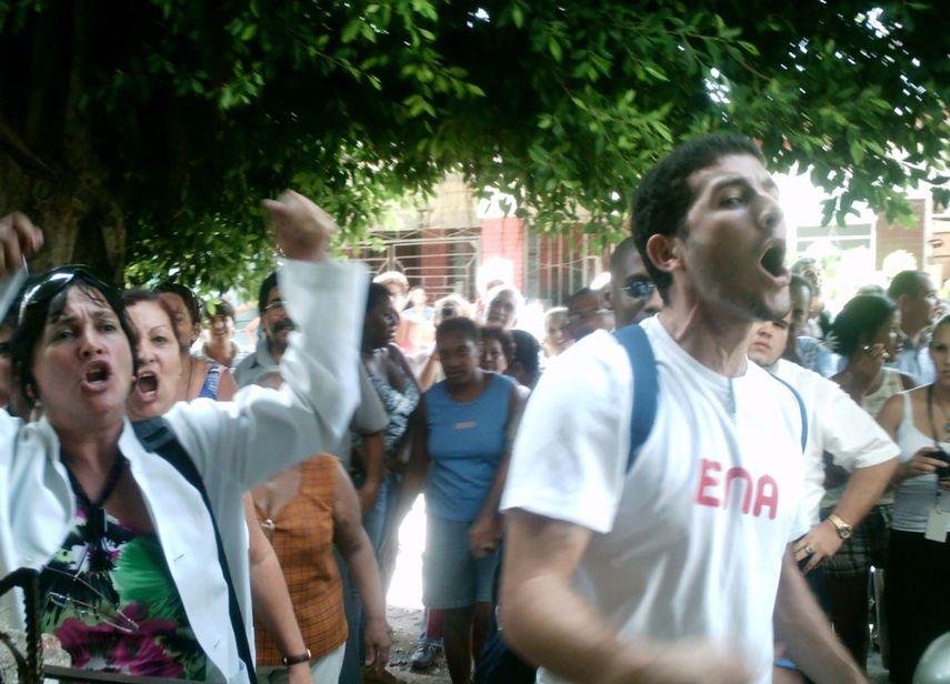 Grupos progubernamentales acosan a opositores en Cuba