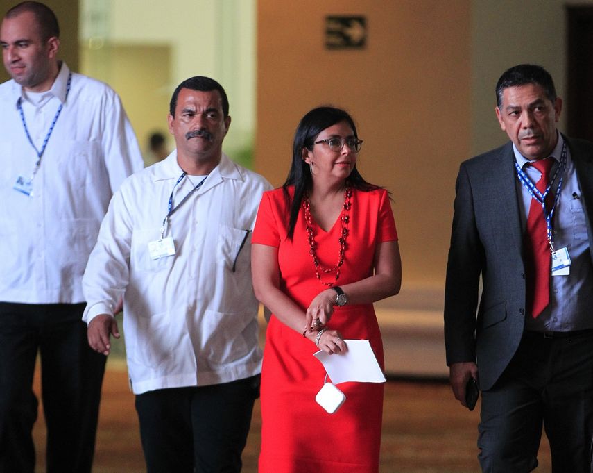 Delcy Rodríguez (centro), quien dejó de ser canciller de Venezuela este 21 de junio, anunció en Cancún la intención de su país de sumar a cinco países de la CELAC para relanzar el diálogo con la oposición.