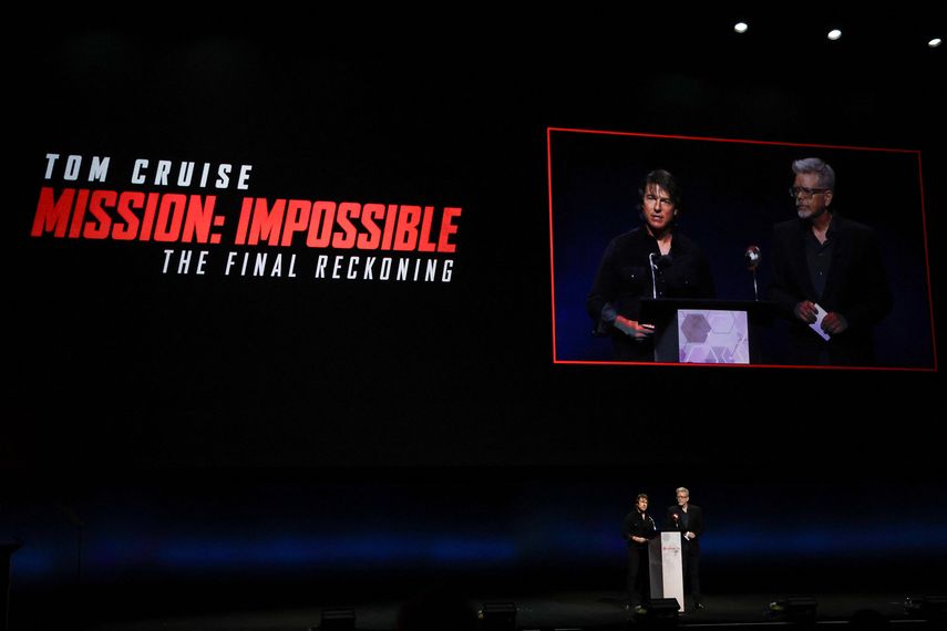 El actor estadounidense Tom Cruise, protagonista de Misión Imposible entrega al director estadounidense Christopher McQuarrie el trofeo de Director del Año durante la presentación de Paramount Pictures en el Coliseo del Caesars Palace en CinemaCon 2025 en Las Vegas, Nevada, el 3 de abril de 2025.