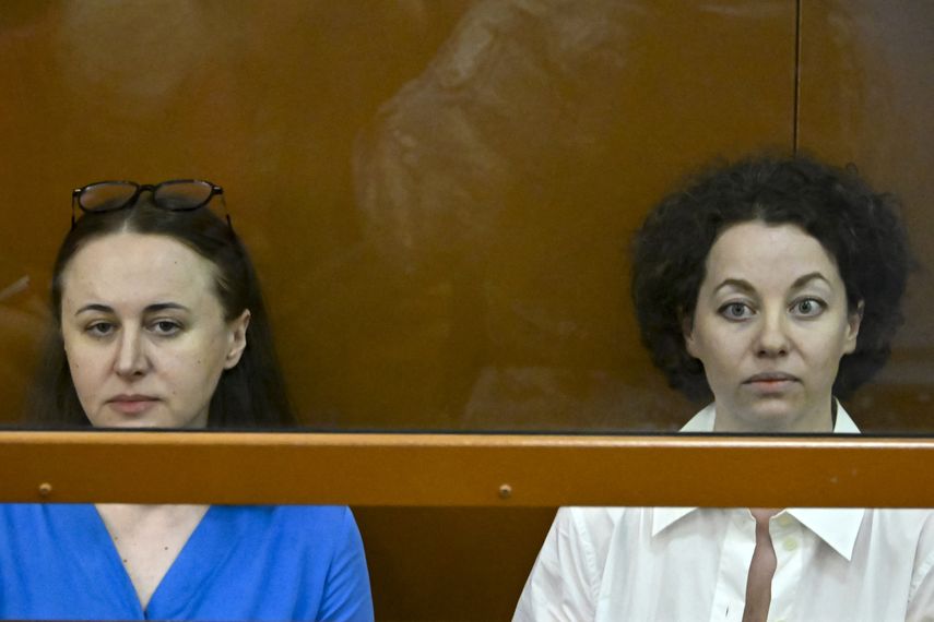 La directora de teatro rusa Yevgeniya Berkovich (derecha) y la dramaturga Svetlana Petriychuk, acusadas de justificar el terrorismo por su obra premiada sobre las novias rusas del Estado Islámico, se sientan dentro de un palco de los acusados durante el anuncio del veredicto en Moscú el 8 de julio de 2024. Las artistas fueron condena a seis años de prisión.