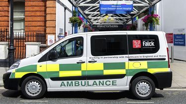 Una ambulancia aparcada frente al hospital Great Ormond Street de Londres, donde permanece ingresado el bebé británico&nbsp;Charlie&nbsp;Gard, en Londres, Reino Unido.&nbsp;