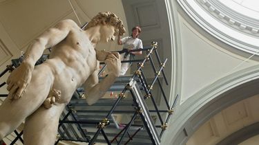 Esta foto de archivo tomada el 15 de septiembre de 2003 muestra al David de Miguel Ángel durante su restauración en la Galleria delAcademia de Florencia, donde se conserva la estatua desde 1873.