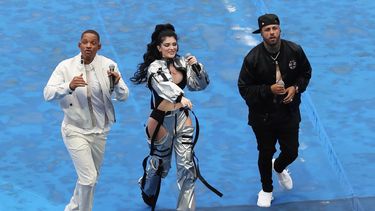 Will Smith, Nicky Jam y la cantante kosovar Era Istrefi actúan durante la ceremonia de clausura del Mundial Rusia 2018.