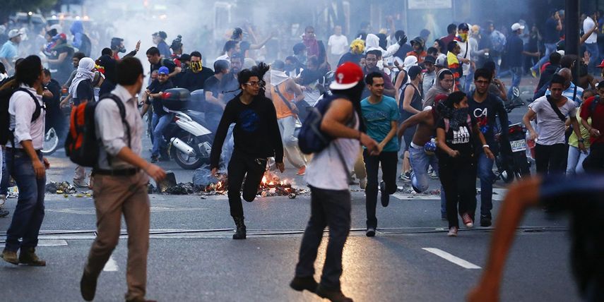 Además, debe restaurar el estado de derecho en todo el territorio, incluyendo el levantamiento de los estados de emergencia en los municipios fronterizos con Colombia. (ARCHIVO)
