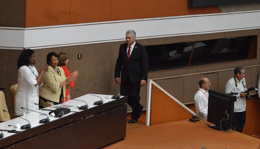 Miguel D&iacute;az-Canel (cen.) durante la sesi&oacute;n del Parlamento unicameral cubano este 10 de octubre de 2019, en La Habana.