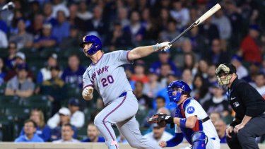 Pete Alonso #20 de los Mets de Nueva York conecta un doblete durante la primera entrada contra los Cachorros de Chicago en el Wrigley Field el 25 de septiembre de 2025 en Chicago, Illinois.&nbsp;