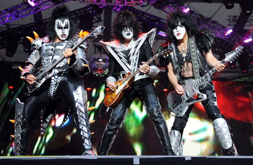 Gene Simmons (voz y bajo), Paul Stanley (voz y guitarra), Tommy Thayer (guitarra) y Eric Singer (batería), ofrecieron un paquete de premios especiales sobre su gira de despedida.