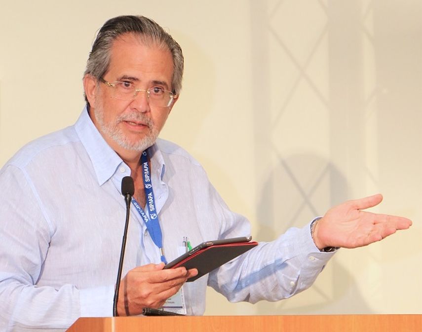 El presidente editor de El Nacional, Miguel Henrique Otero (i), durante la presentación de su informe ante la SIP. (CORTESÍA/TABOSKY Photografia)
