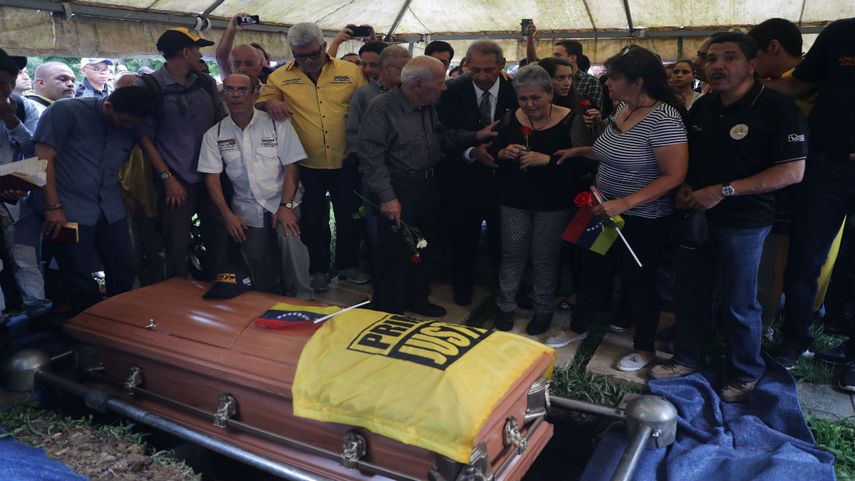 Familiares, amigos y políticos asistieron al sepelio del concejal Fernando Albán, quien falleció en extrañas circunstancias en Caracas.