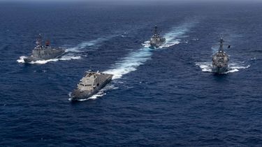 Las naves de guerra USS Detroit, USS Lassen, USS Preble y USS Farragut&nbsp;son vistas&nbsp;en aguas del Caribe el 11 de mayo de 2020 acompa&ntilde;adas de helic&oacute;pteros MH-60R Sea Hawk.&nbsp;