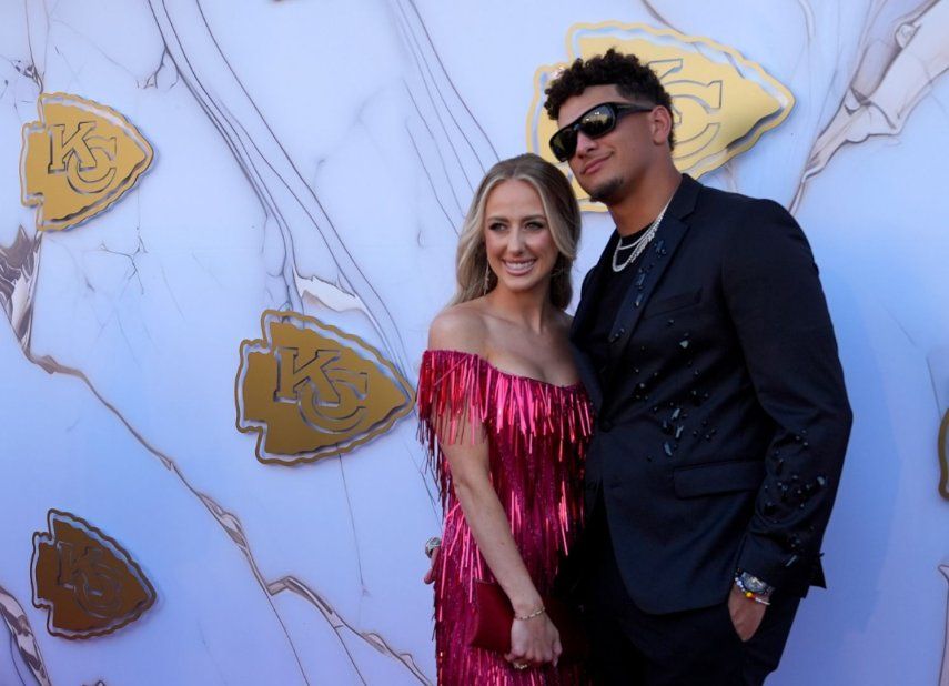 Patrick Mahomes, quarterback de los Chiefs de Kansas City, llega con su esposa Brittany a la ceremonia de entrega de anillos de campeones del Super Bowl, el jueves 13 de junio de 2024&nbsp;