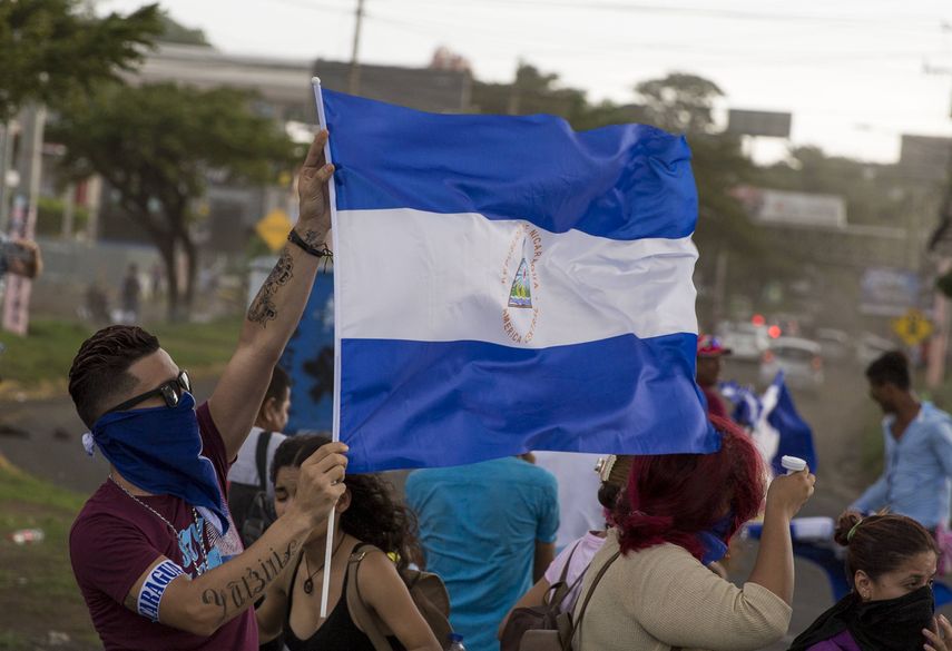 Un joven levanta la bandera de Nicaragua durante una protesta de apoyo a la ciudad de Masaya en&nbsp;Managua.&nbsp;