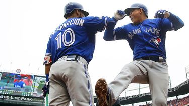 Ezequiel Carrera (derecha)&nbsp;bateó .282 con OPS de .764 en 131 partidos por los Azulejos en el 2017.&nbsp;