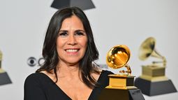 La compositora Germaine Franco posa con el Grammy a la mejor banda sonora para medios visuales, por la película Encanto.