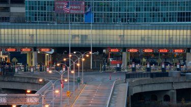 Vista del cruce fronterizo del Puente Arcoíris hacia Estados Unidos en las Cataratas del Niágara, Ontario, después de que un automóvil explotara en un puesto de control entre Estados Unidos y Canadá el 22 de noviembre de 2023.