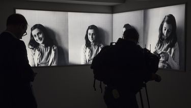 Un periodista toma fotografías a imágenes de Ana Frank en el renovado Museo Casa Ana Frank en Ámsterdam, Holanda, el 21 de noviembre de 2018. Un equipo que ha revisado evidencias por cinco años tratando de esclarecer uno de los más grandes misterios de la Segunda Guerra Mundial llegó a lo que califica como el escenario más probable sobre quién traicionó a la diarista adolescente y a su familia.