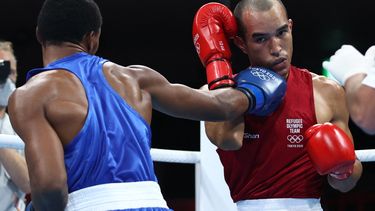 El boxeador venezolano Eldric Sella Rodríguez (rojo) del Equipo Olímpico de Refugiados y Euri Cedeno Martínez de la República Dominicana pelean durante el combate de boxeo preliminar de los hombres (69-75 kg) durante los Juegos Olímpicos de Tokio 2020