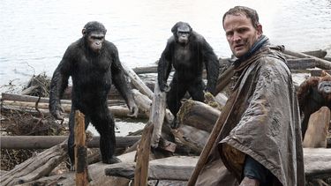 Fotograma de la cinta Dawn of the Planet of the Apes distribuida por la compañía Twentieth Century Fox en la que aparecen Jason Clarke (al frente) y los personajes Caesar, Koba y Maurice. (AP)