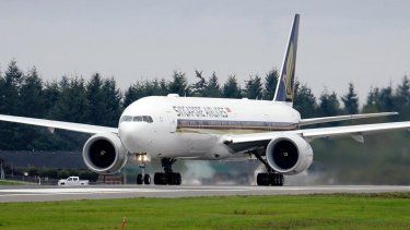 Un avión Boeing 777-312ER de Singapore Airlines se prepara para despegar de Paine Field el martes 17 de septiembre de 2013 en Everett, Washington. Una persona murió a bordo y varias resultaron heridas cuando un avión que viajaba entre Londres y Singapur sufrió fuertes turbulencias, según indicó el martes Singapore Airlines.&nbsp;