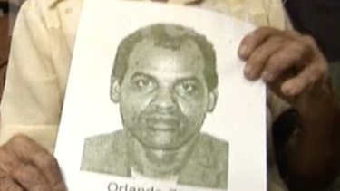 En el velorio de Orlando Zapata Tamayo se repartieron papeles impresos con su rostro en señal de protesta silenciosa exigiendo justicia.