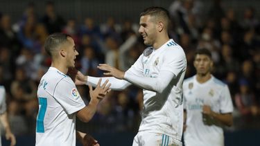 Lucas Vázquez (izquierda) y el francés Theo Hernández, celebran el segundo gol del Real Madrid.&nbsp;
